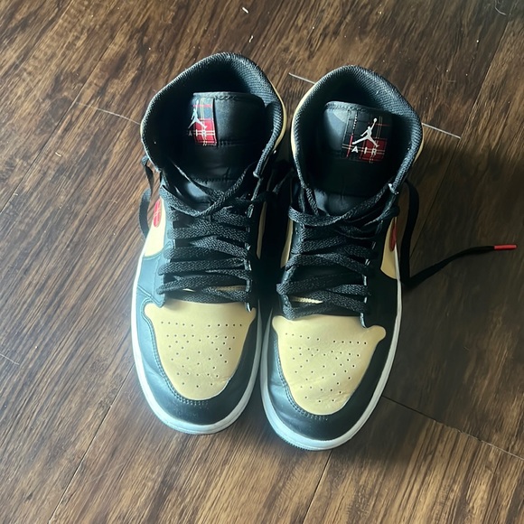 Jordan 1 Mid Size 10 - Good condition Normal wear - Picture 1 of 4